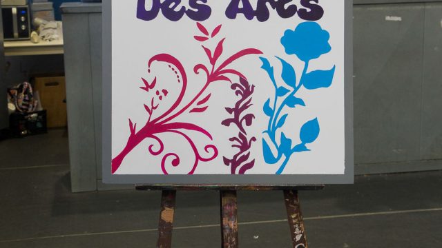 51 Un tableau "Printemps des Arts" accueillait les visiteurs à l'entrée de la salle