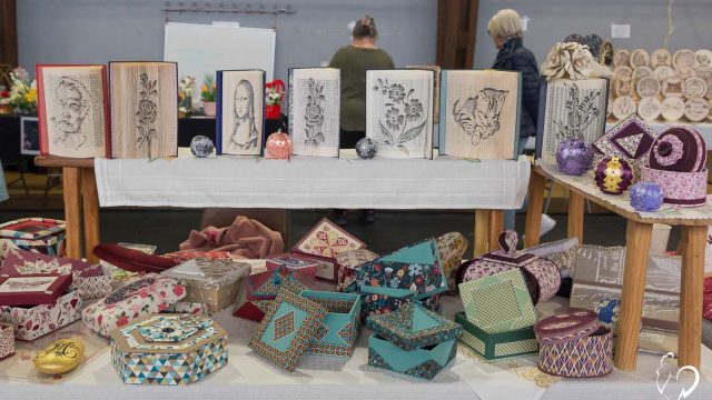 25 Stéphanie MENSENCAL, la Boutique de Phanie réalise des coffrets, des potefeuilles, des gravures ...
