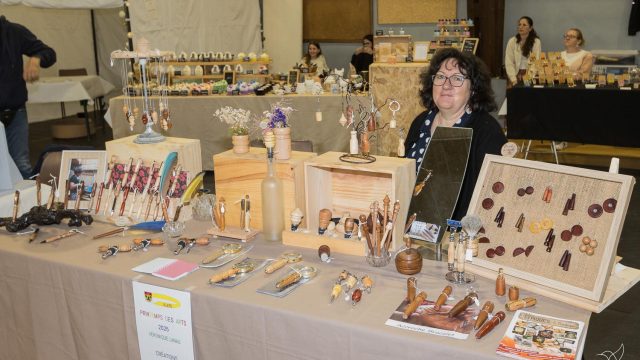 30 Véronique LANAU tourneur sur bois expose ses objets du quotidien réalisés à partir de ceps de vigne