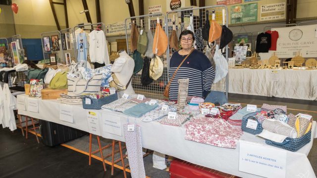 33 Sophie RIBREAU présente ses créations de couture et sa collection de sacs à main
