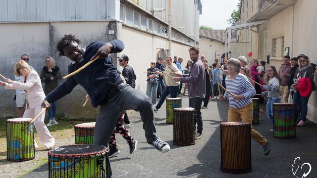 44 ... devant et avec un public complice
