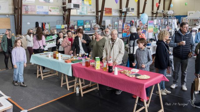 51 Les exposants et les visiteurs se sont réunis autour du verre de l'amitié offert par la municipalité d'Illats