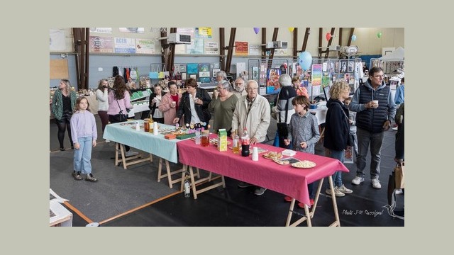 51 Les exposants et les visiteurs se sont réunis autour du verre de l'amitié offert par la municipalité d'Illats